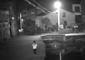 女子低头玩手机坠河溺亡 留下2个未满10岁孩子