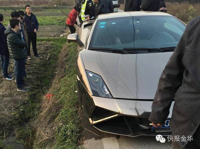 兰博基尼与面包车相撞损毁严重(1)