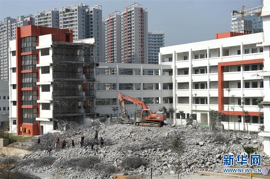 广西南宁一教学楼刚建好就被拆除引热议(3)