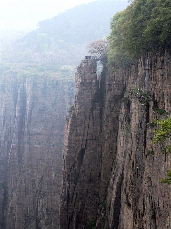 揭秘世界上最危险的村庄 四面都是悬崖峭壁