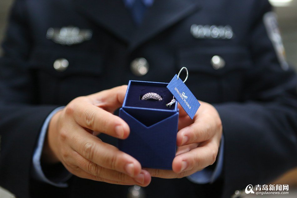 青岛侦破走私大案 查获14吨貂皮首饰(2)_社会
