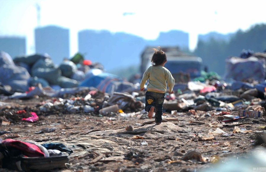 摄影师记录垃圾填埋场中的儿童(11)_社会万象 _光明网