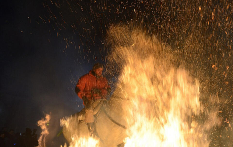西班牙传统节日骑马穿火海 如战争大片(8)