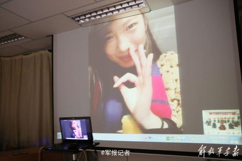 边防军人视频连线跪地求婚 未婚妻摆手势ok(2