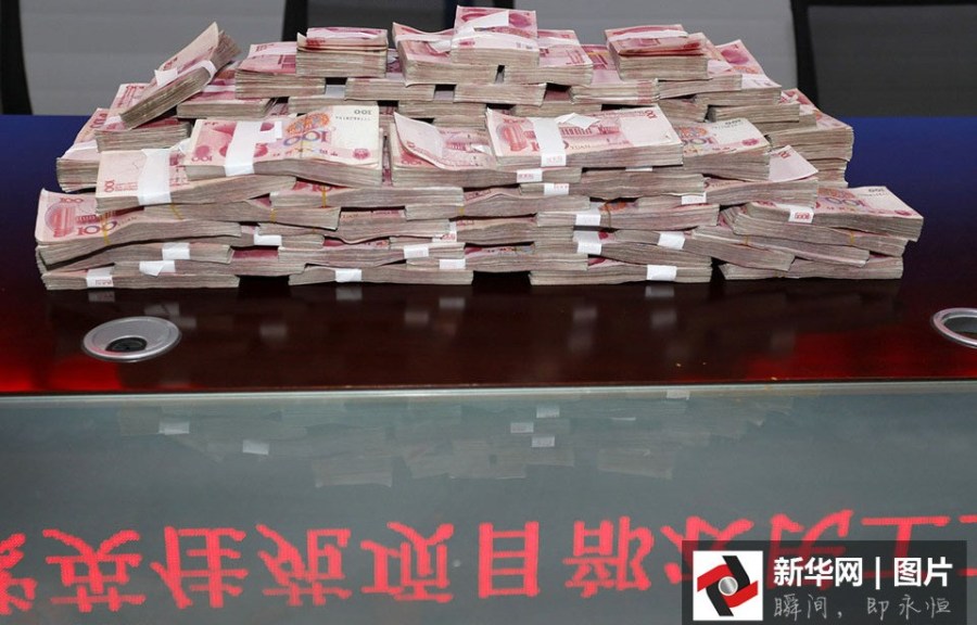 郑州工地拿百万现金发农民工 承诺永不欠薪