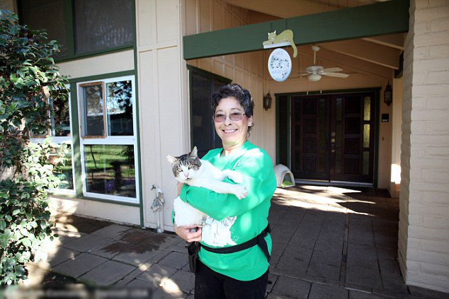 美妇女家收养千只小猫 自己搬出住移动拖车房