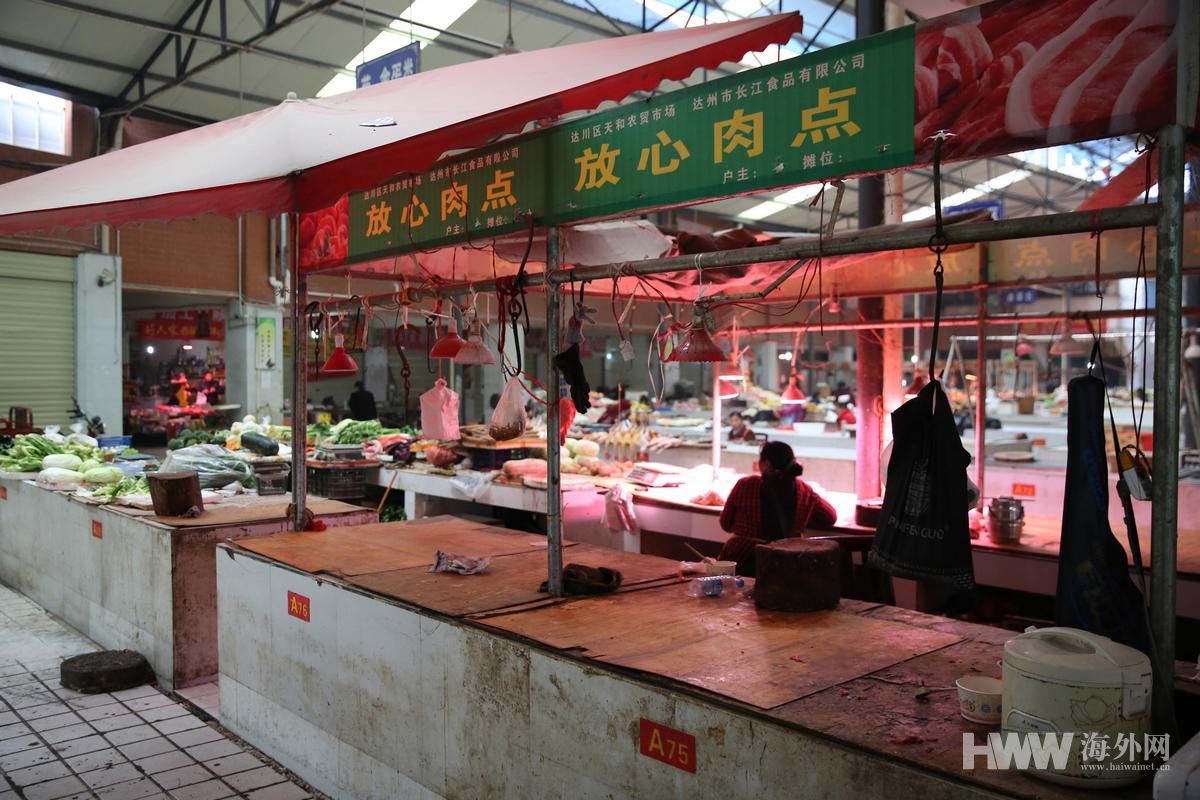 四川达州老太买回夜光猪肉 肉贩赌1千不会发光