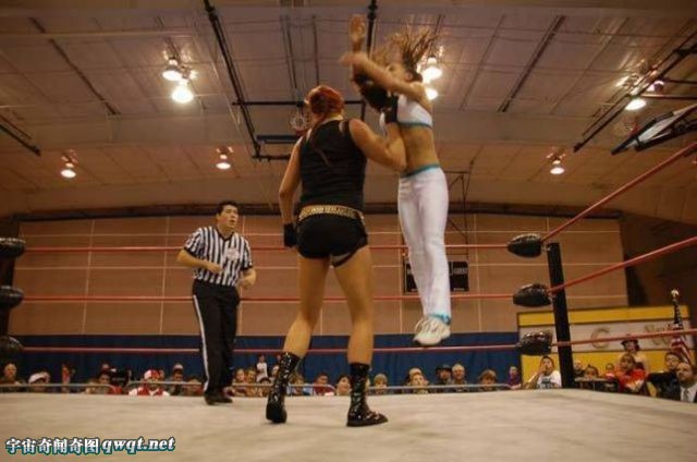 世界上最壮的高女人: 胸比妹子的脸还大