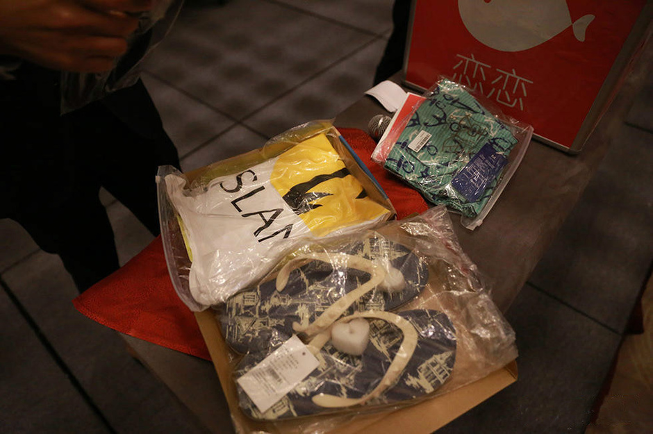 广州公司年终奖给员工发充气娃娃 现场演示用