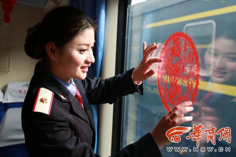 美女乘务员给蓝天贴美女添车厢-MicroReadin福字_年味海边图片