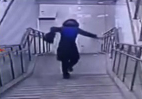 女子为追地铁摔下楼梯 监控被地铁员工传网上