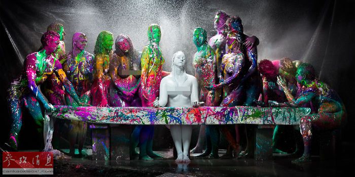 艺术家泼出人体色谱 呼吁抵制种族歧视(2)
