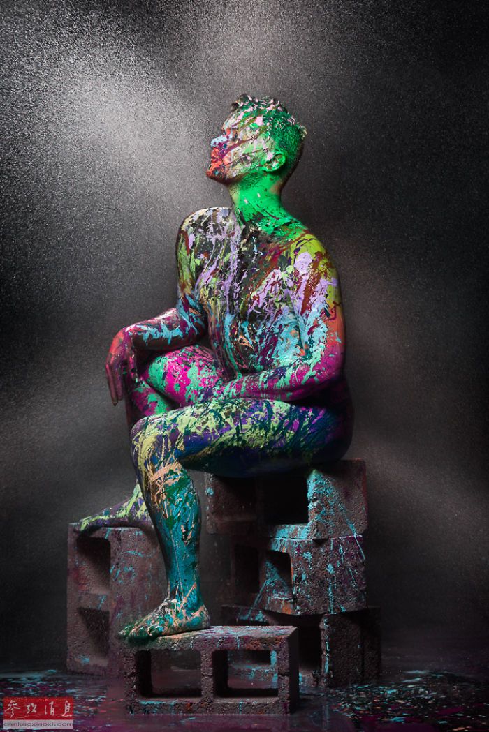 艺术家泼出人体色谱 呼吁抵制种族歧视(12)_