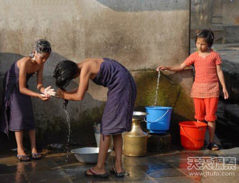 尼泊尔奇俗:没有浴池 美女被迫当街洗澡- Micro