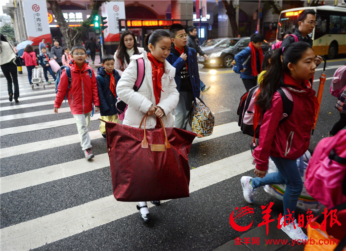 广州市各大中小学迎开学 家长送子女上学好忙