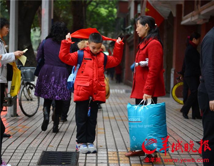 广州市各大中小学迎开学 家长送子女上学好忙