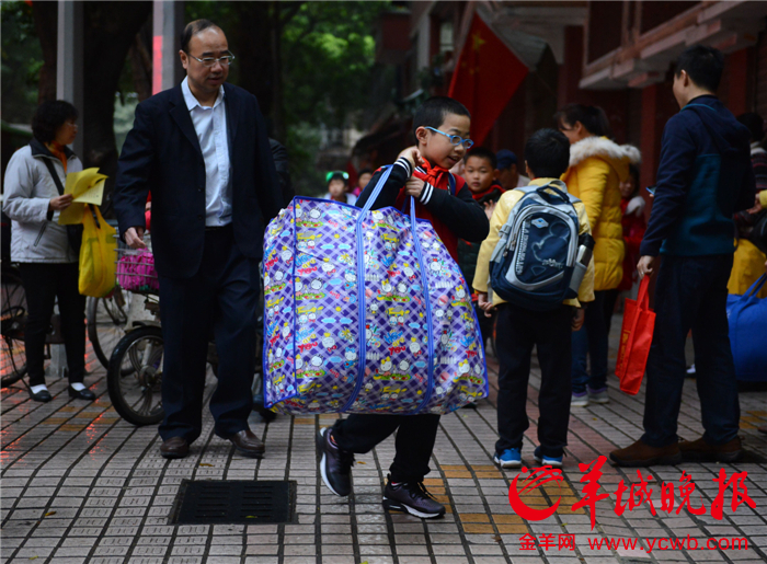 广州市各大中小学迎开学 家长送子女上学好忙