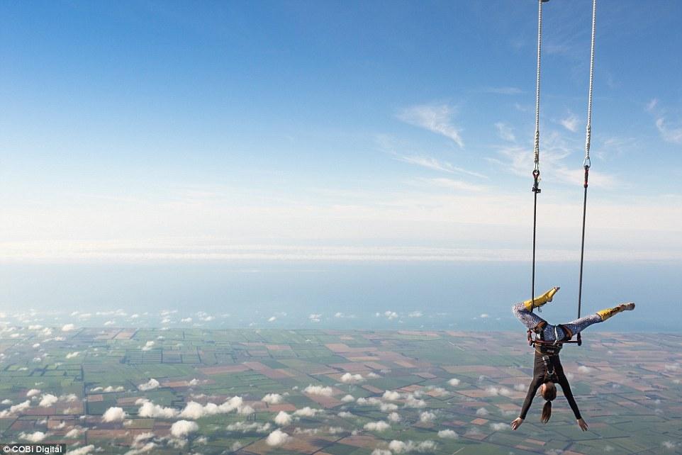 美女3000米高空玩热气球倒吊破世界纪录(2)