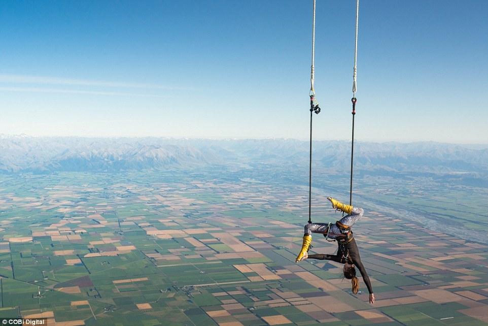 美女3000米高空玩热气球倒吊破世界纪录(3)