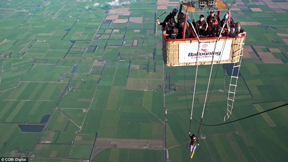 美女3000米高空玩热气球倒吊破世界纪录(4)