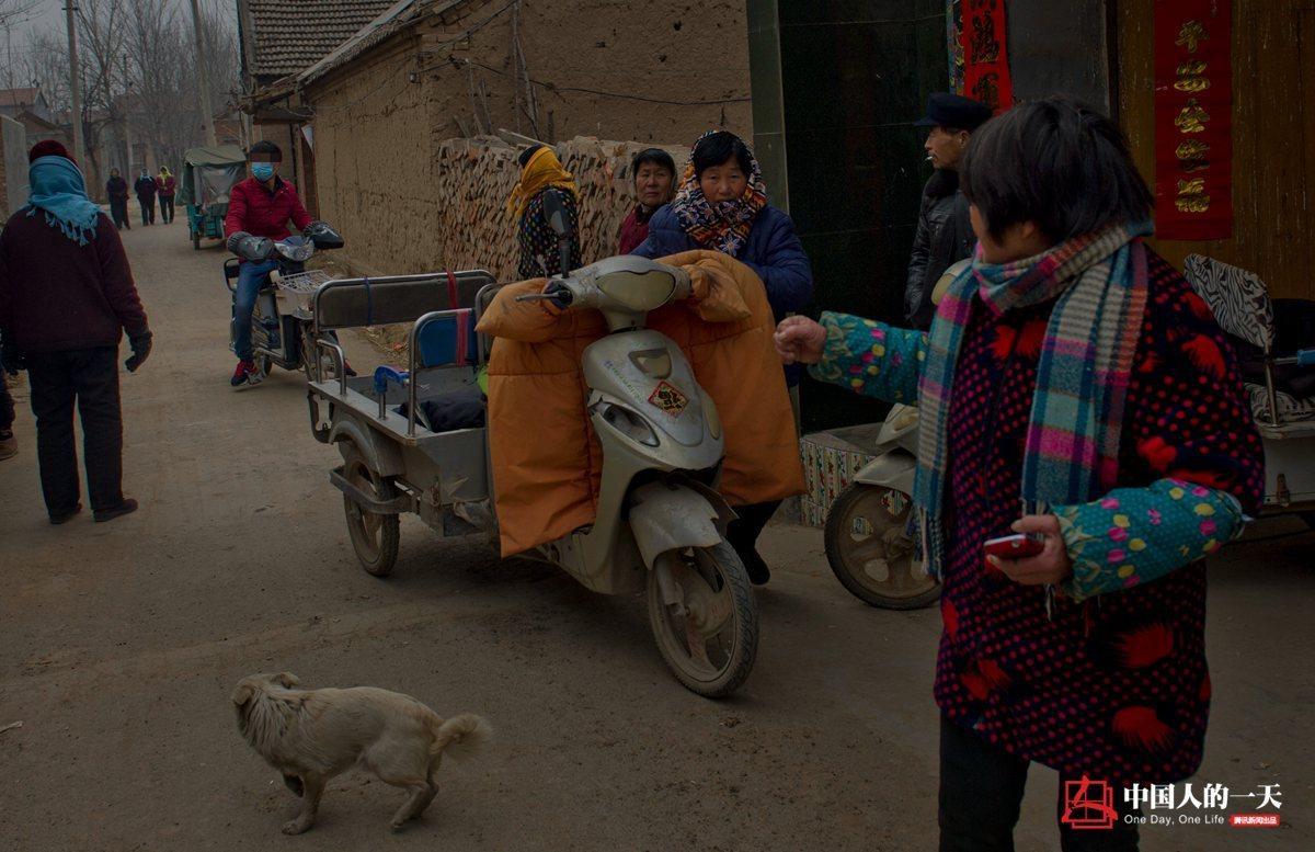 乡村媒人领数名男孩排队相亲(6)