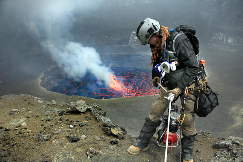 火山学家近距离操纵无人机拍摄火山口(2)