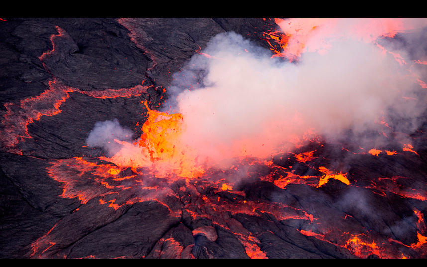 火山学家近距离操纵无人机拍摄火山口(6)