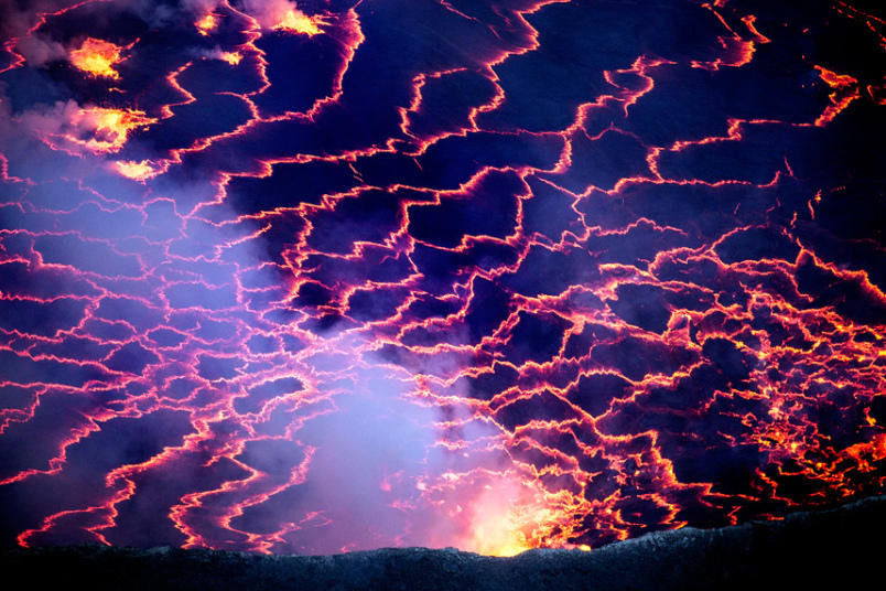 火山学家近距离操纵无人机拍摄火山口(8)