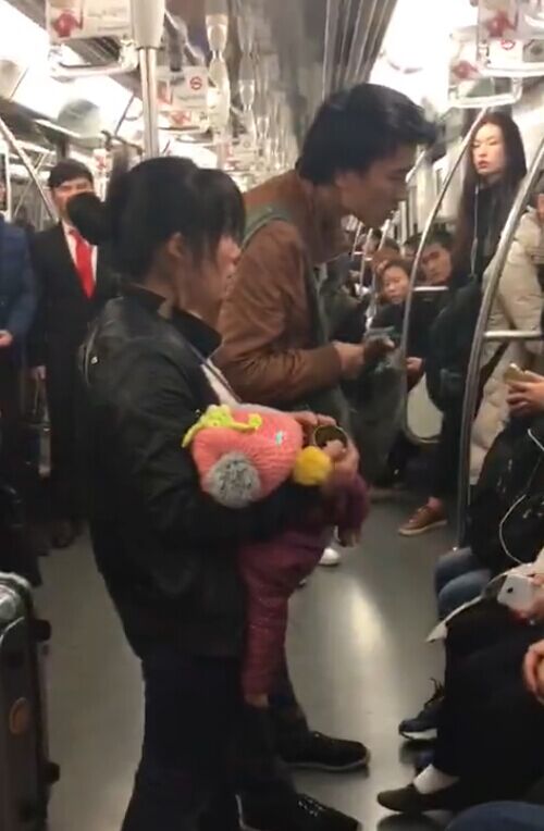 上海阿姨舌战乞讨者:有手有脚凭什么乞讨(4)