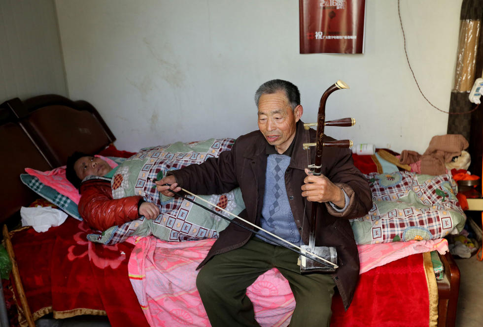 70岁老人25年坚持为患病妻子拉二胡(2)