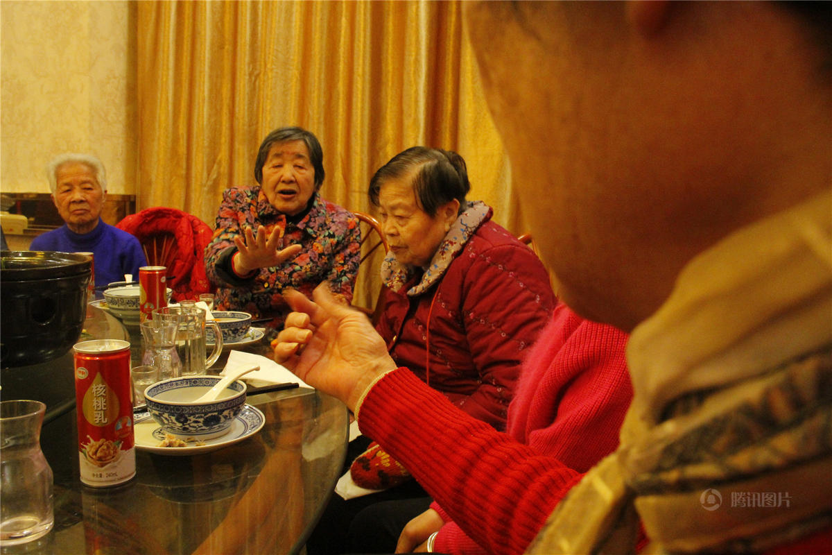 安徽八旬老姐妹互助过生日 划拳喝酒气氛热烈