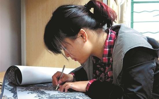 女大学生卢明:自学剪纸 50小时刻画出《清明上