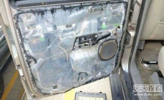 男子买二手车 里面东西让人震惊(1)