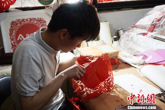 河南90后小伙痴迷剪纸 成传统民间艺术传承人(图) 河南90后小伙痴迷剪纸成传统民间艺术传承人(图)
