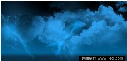 安徽巨蟒渡劫飞升 不幸被数股闪电击中