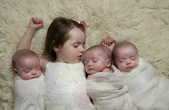 英国女子生下同卵三胞胎 三个宝贝一模一样