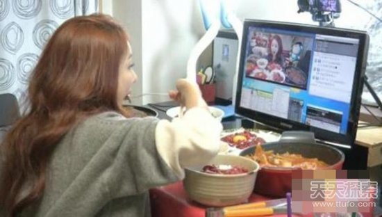 韩国女子视频直播吃饭 每天3小时月入5.4万