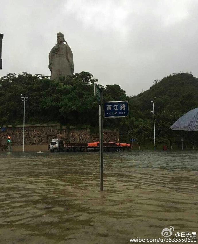 2小时雨量破百 广西柳州秒变水上城市(1)