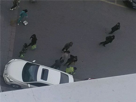 二女争夫当街撕衣:男子叫好谁赢了谁跟我