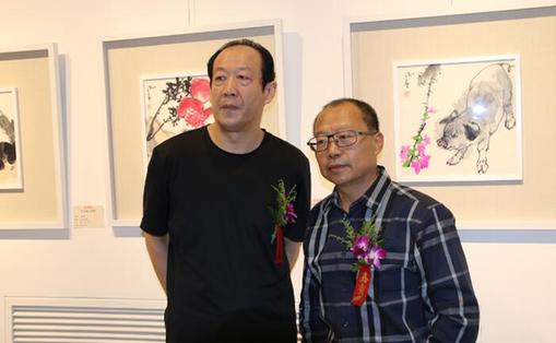 陪同时振华老师参观展览