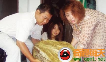 他在草堆中发现异形怪石 鉴定后乐坏了！