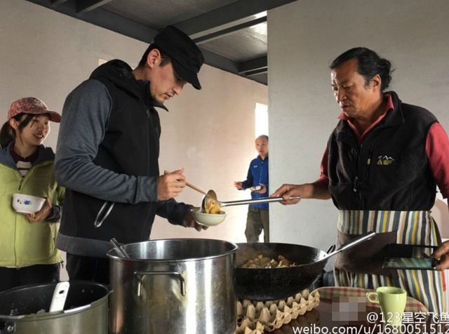 你们成双成对，胡歌却在青海捡垃圾