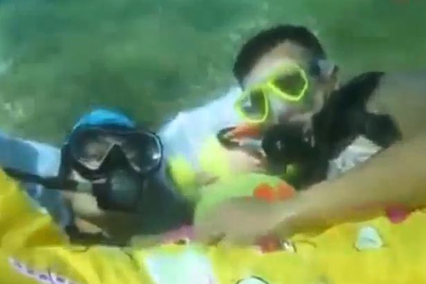 土耳其潜水员带床上用品海底睡觉呼吁保护生态