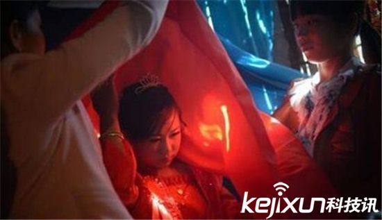 海南少女妈妈村: 早婚早孕成习俗 14岁就当妈