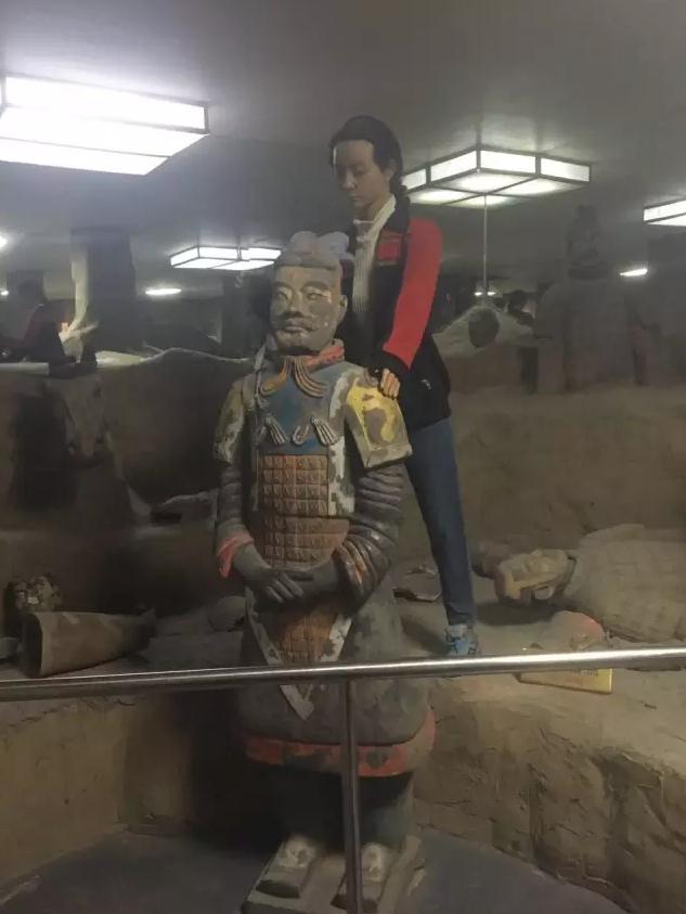 西安山寨兵马俑双眼皮大红唇闪瞎眼