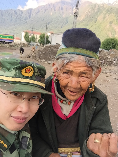 从边疆一线走进人民大会堂的军旅女作家