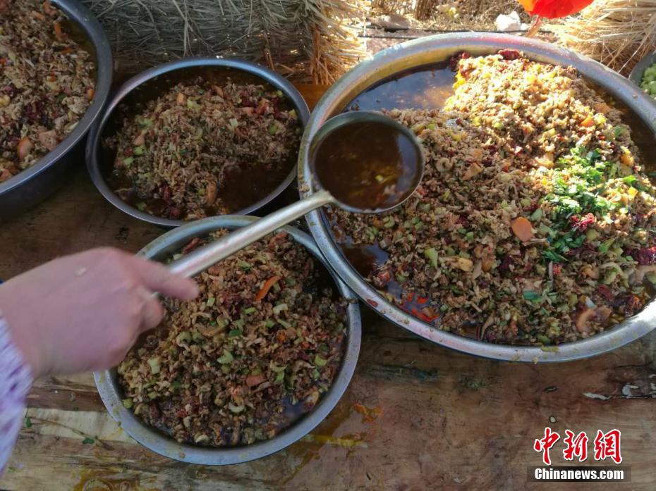 甘肃丝路小城现千余人同吃"牛娃子饭 场面壮观
