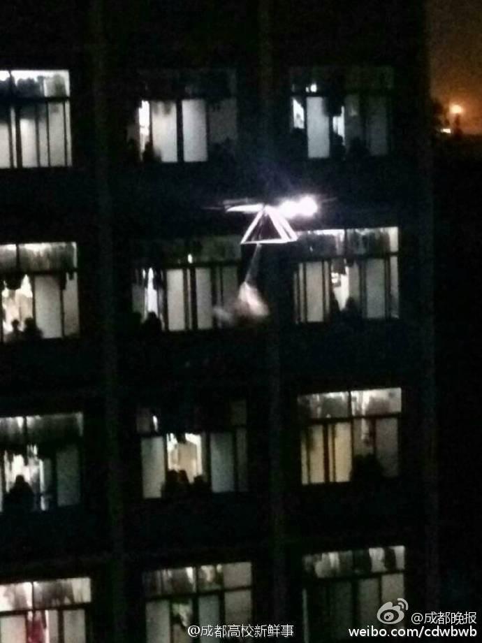 四川一大学男生用无人机给女友送零食(2)