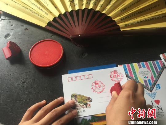 云南首个仿清主题邮局开业“时空邮局”引年轻人围观