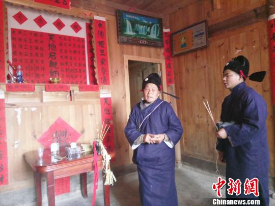 贵州石阡一家三代“春官”“说春”劝人惜农时